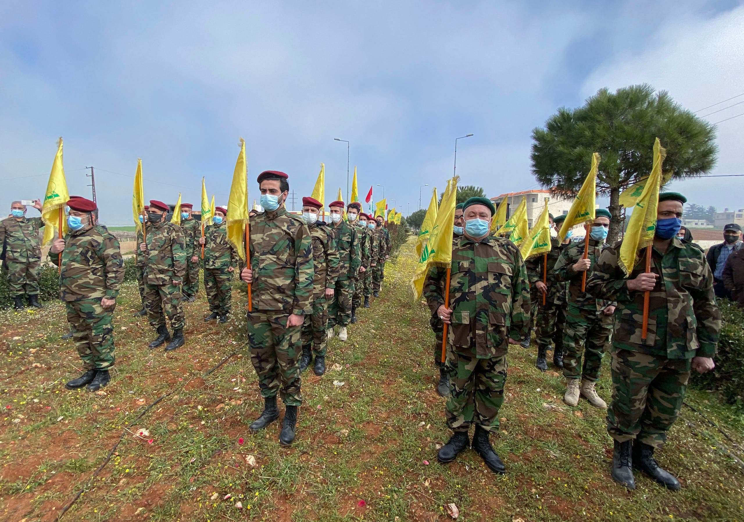 عناصر من ميليشيا حزب الله اللبناني (أرشيفية من فرانس برس)