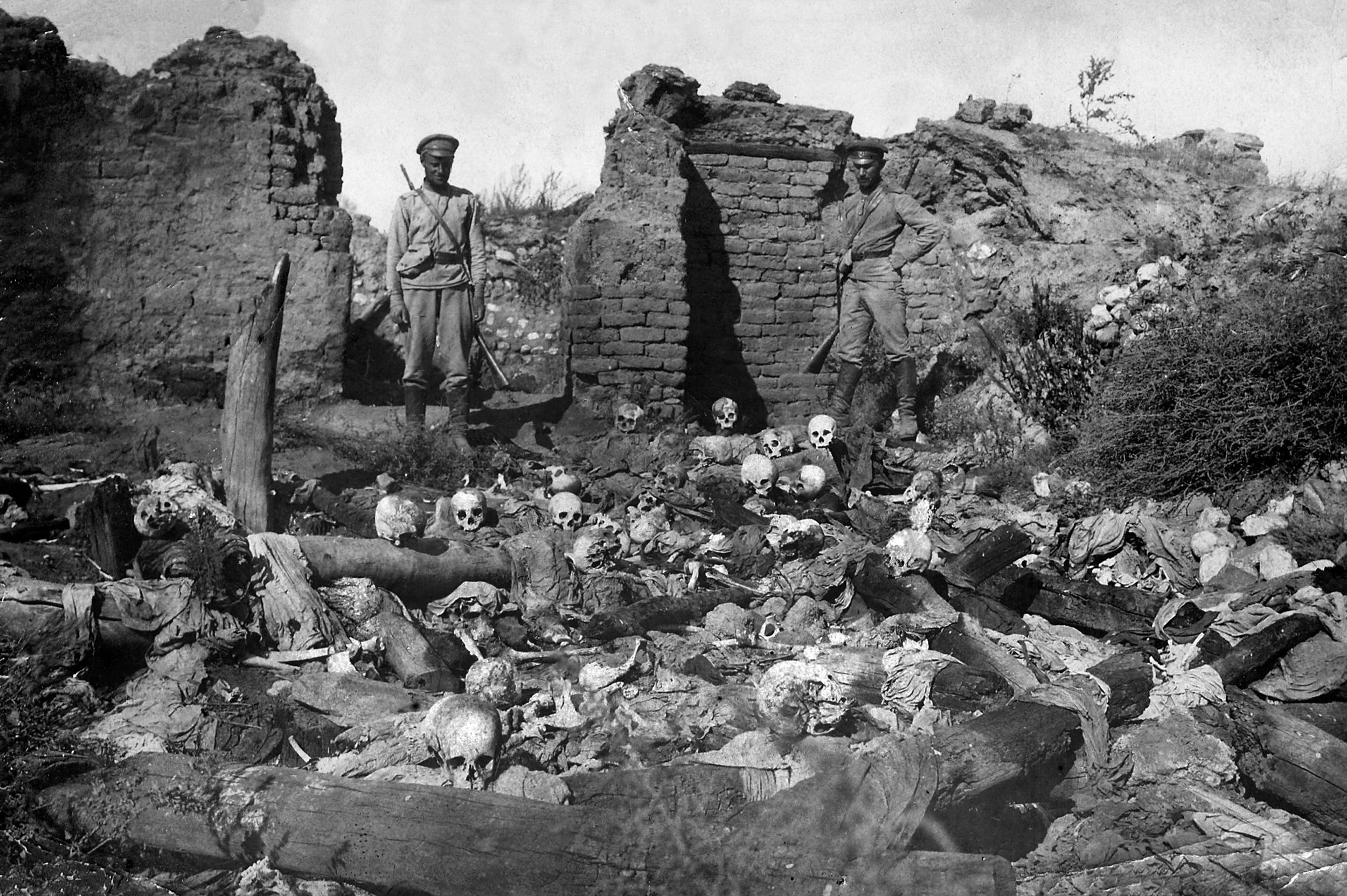 صورة نشرها معهد متحف الإبادة الجماعية للأرمن مؤرخة عام 1915 تُظهر جنوداً يقفون فوق جماجم الضحايا من قرية Sheyxalan الأرمنية في وادي موش على جبهة القوقاز خلال الحرب العالمية الأولى