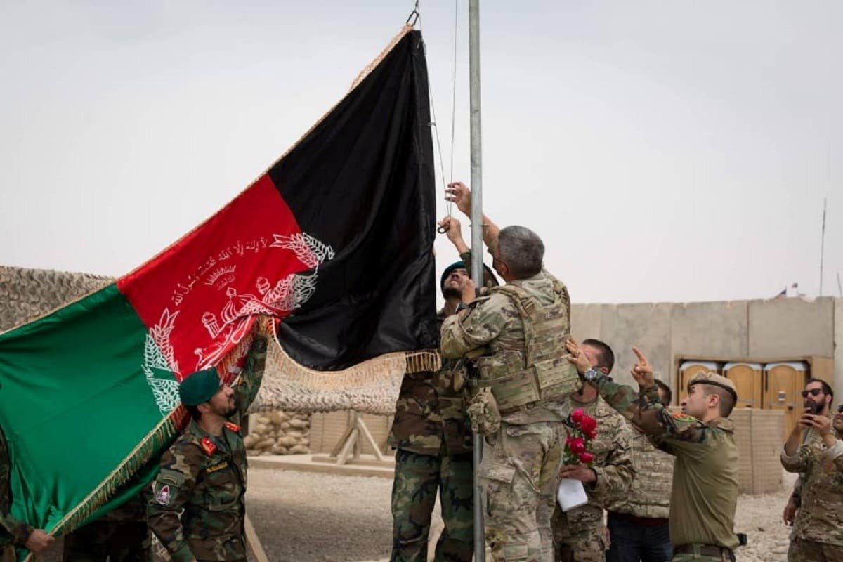 تسليم إحدى القواعد الأميركية للقوات الأفغانية (رويترز)