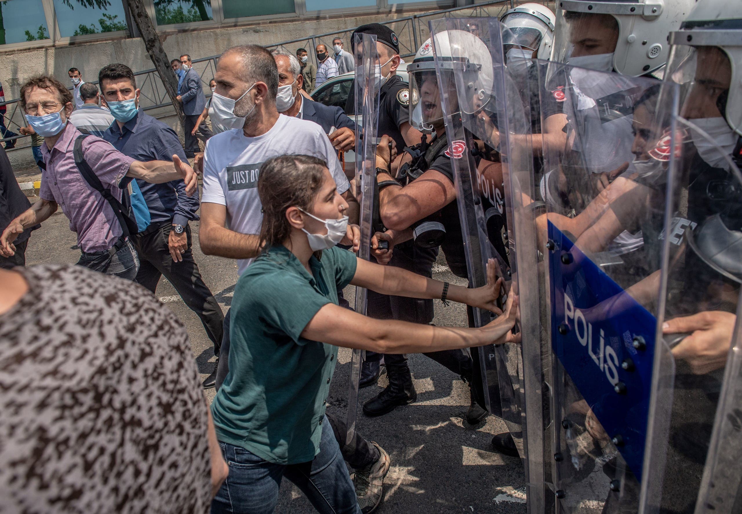 عناصر من الشرطة التركية تواجه محتجين في اسطنبول (أرشيفية- فرانس برس)