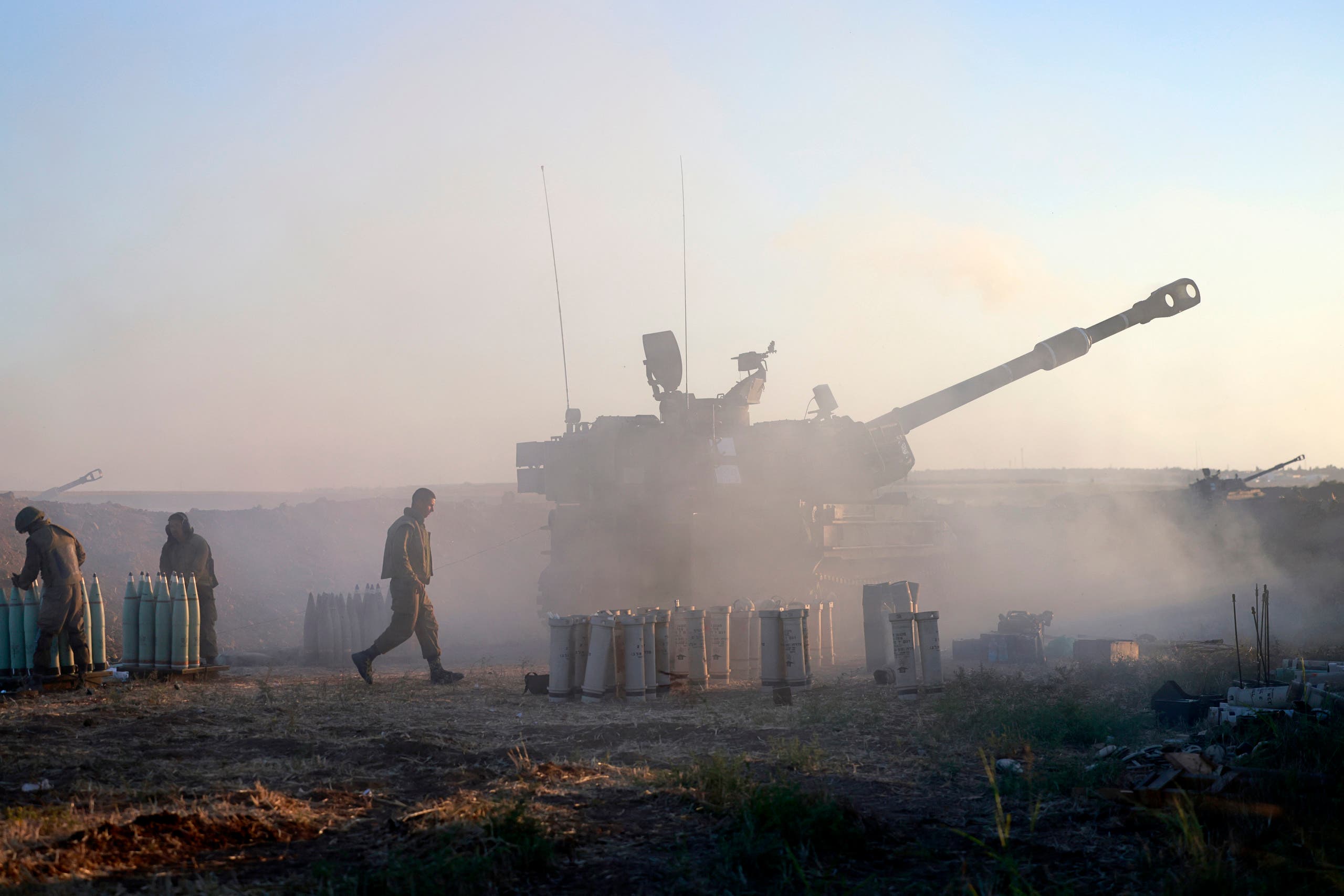 دبابة إسرائيلية تقصف غزة (فرانس برس)