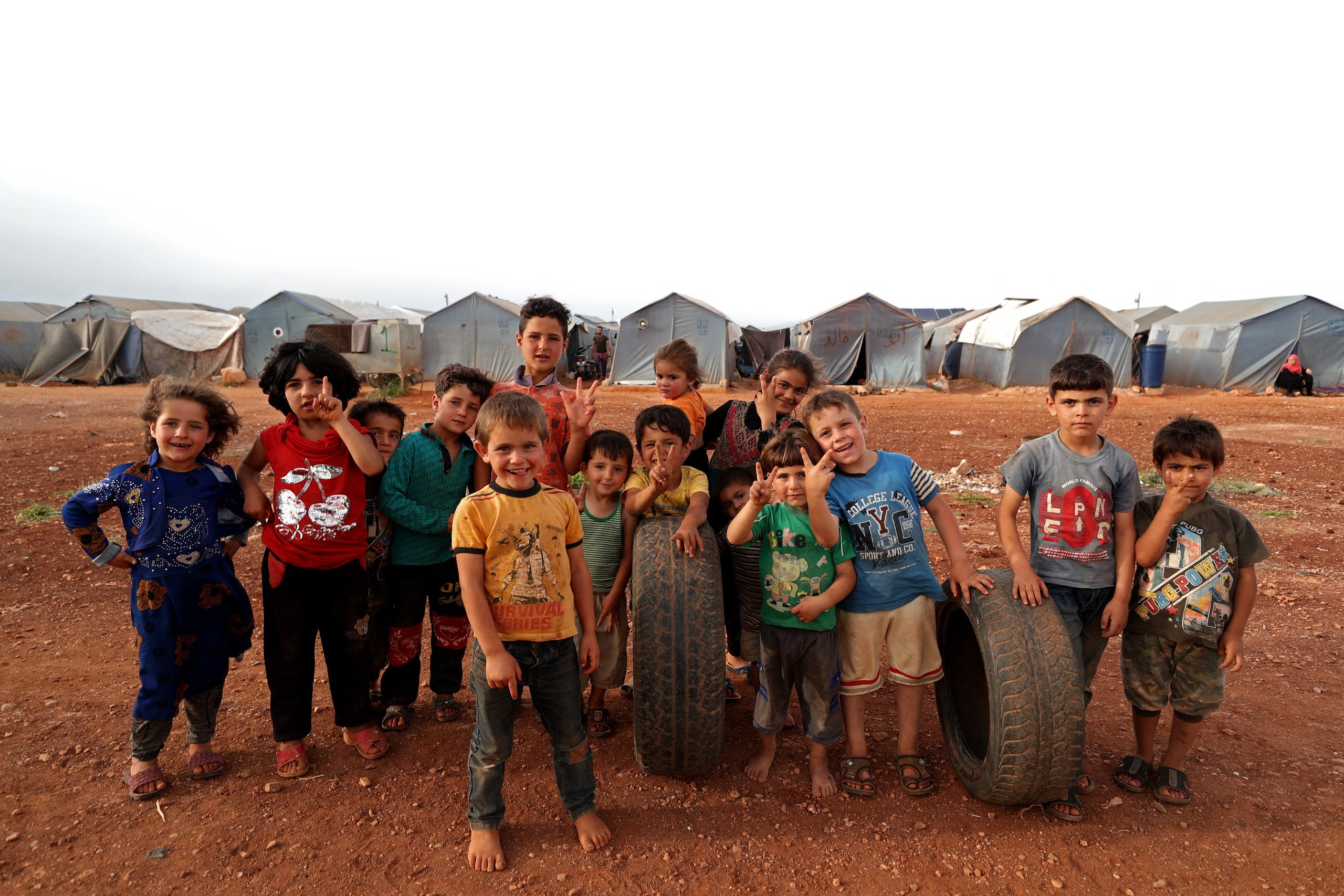 أطفال سوريون في مخيم للنازحين في إدلب