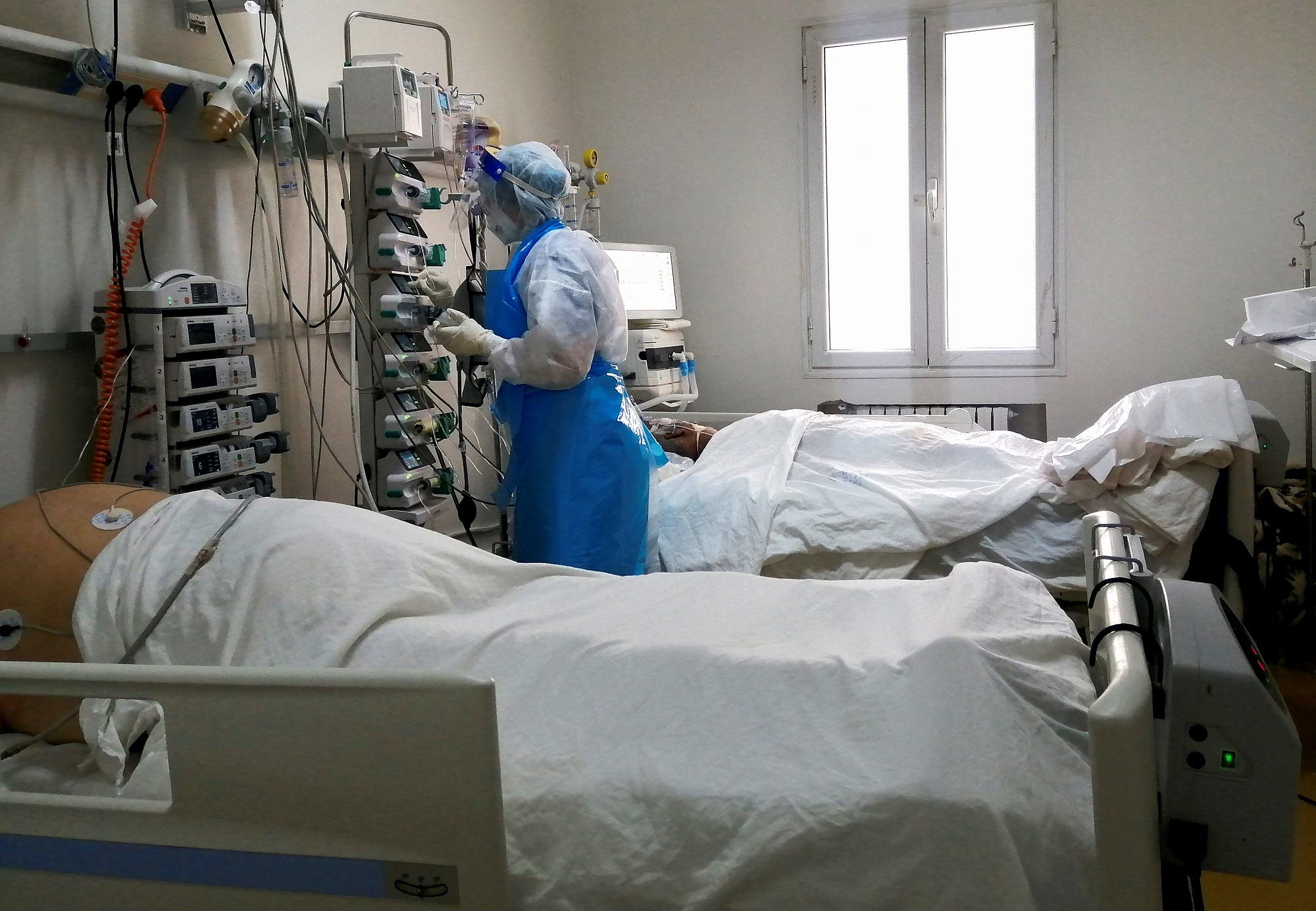 من مستشفى بمدينة آريانة التونسية يوم 26 أبريل 2021 (رويترز)