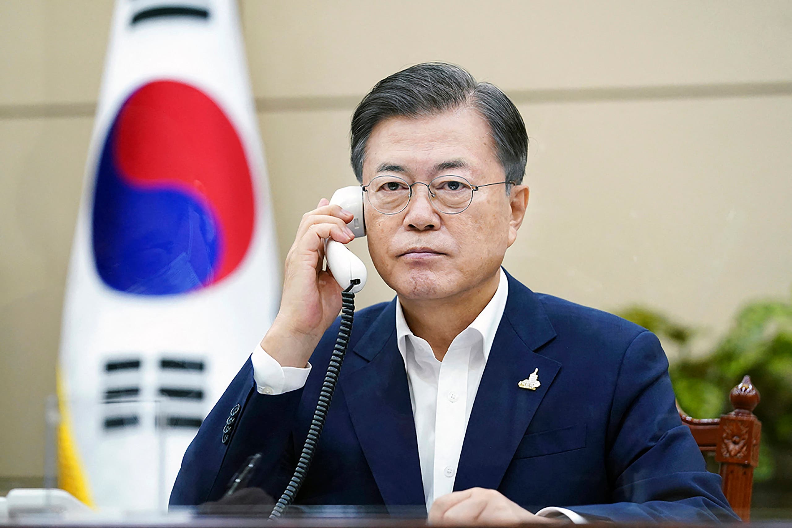 رئيس كوريا الجنوبية مون جاي-إن خلال اتصال مع رئيس الوزراء الياباني يوشيهيدي سوغا، في سبتمبر 2020