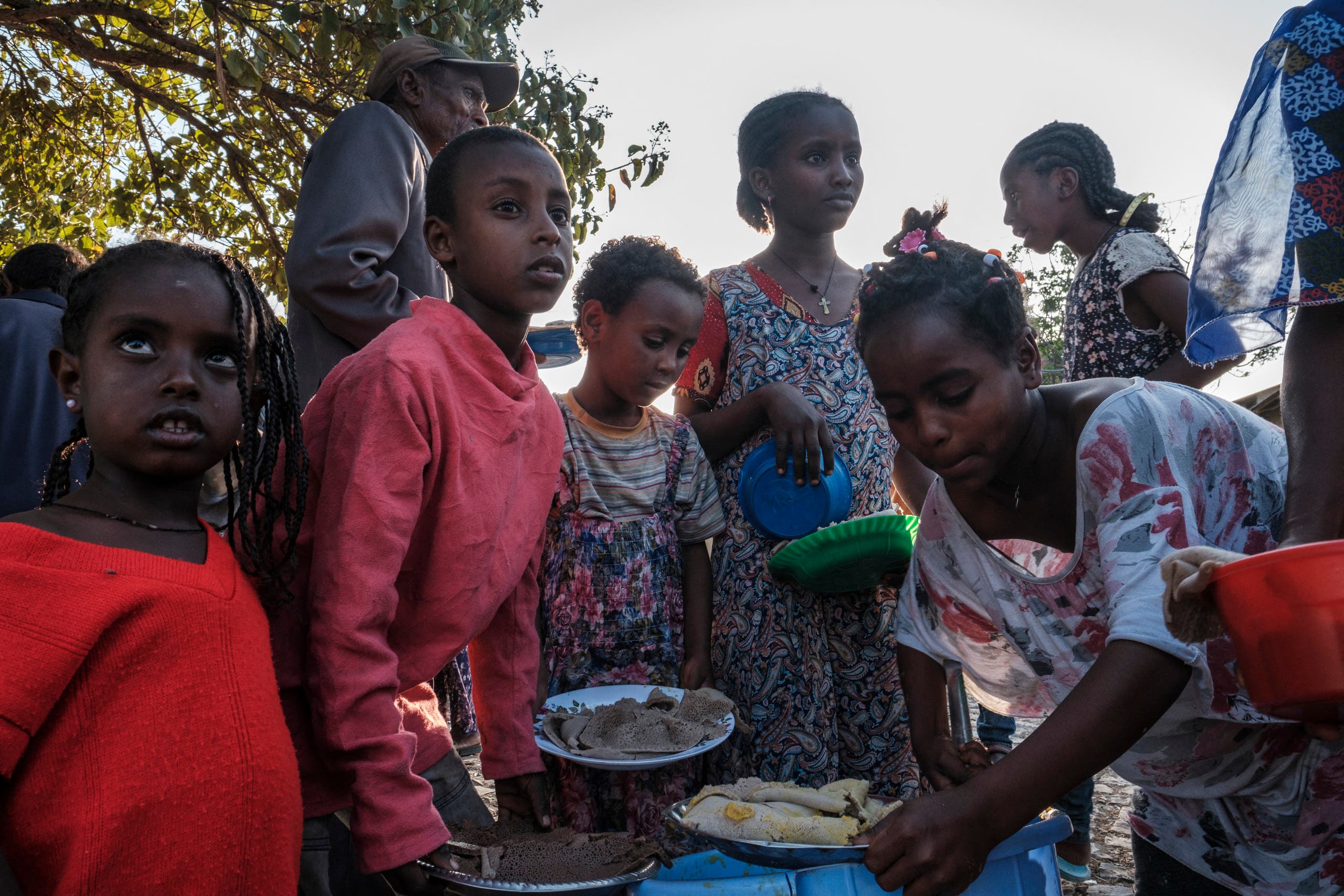 أطفال نازحون في تيغراي يتلقون وجبات غذائية (أرشيفية)