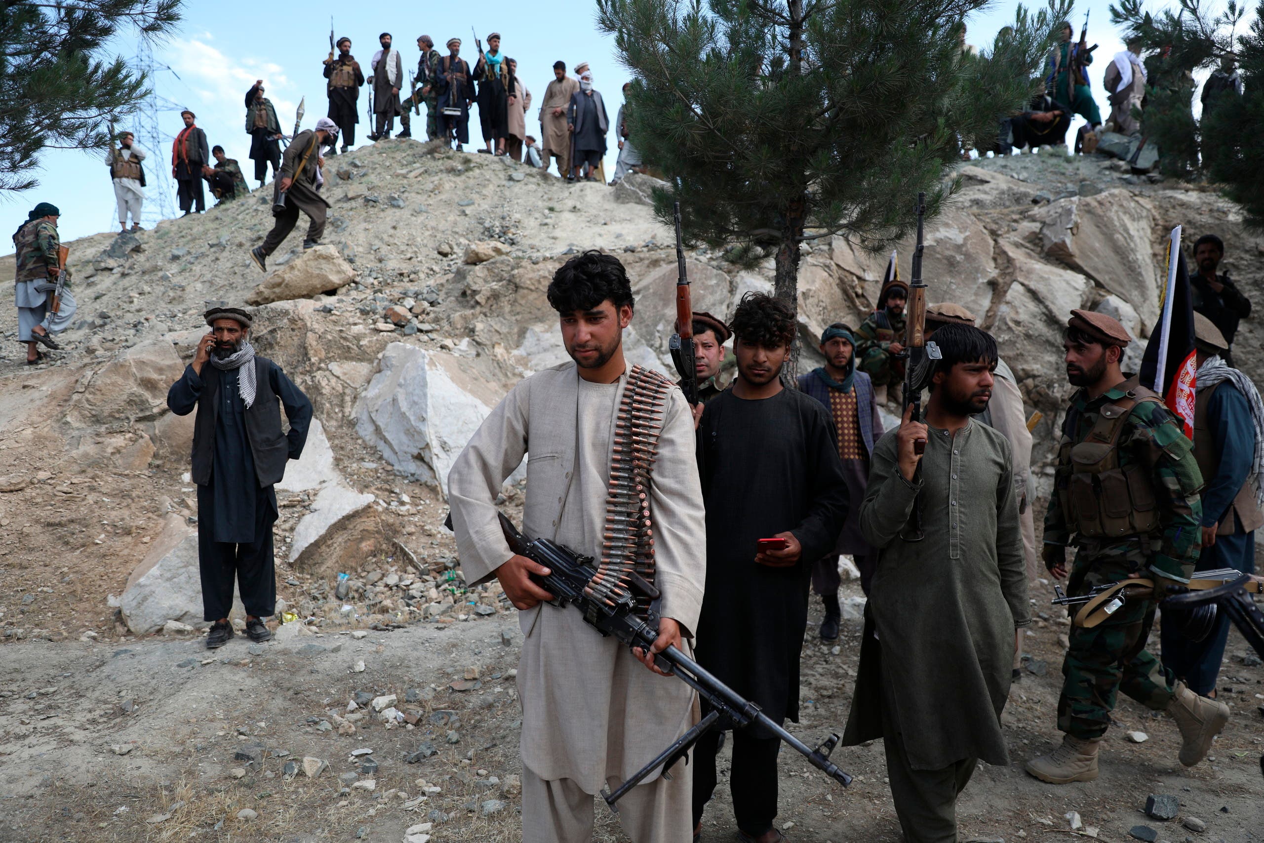 مسلحون  أفغان يحملون السلاح ضد طالبان (أرشيفية- أسوشييتد برس)