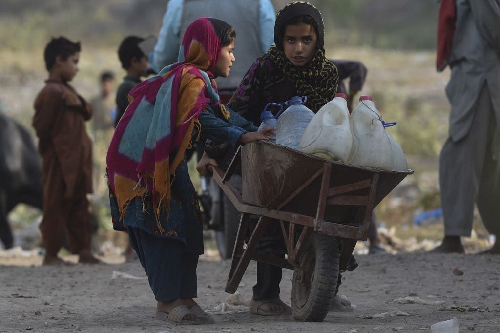 فتيات أفغانيات لاجئات على مشارف لاهور 