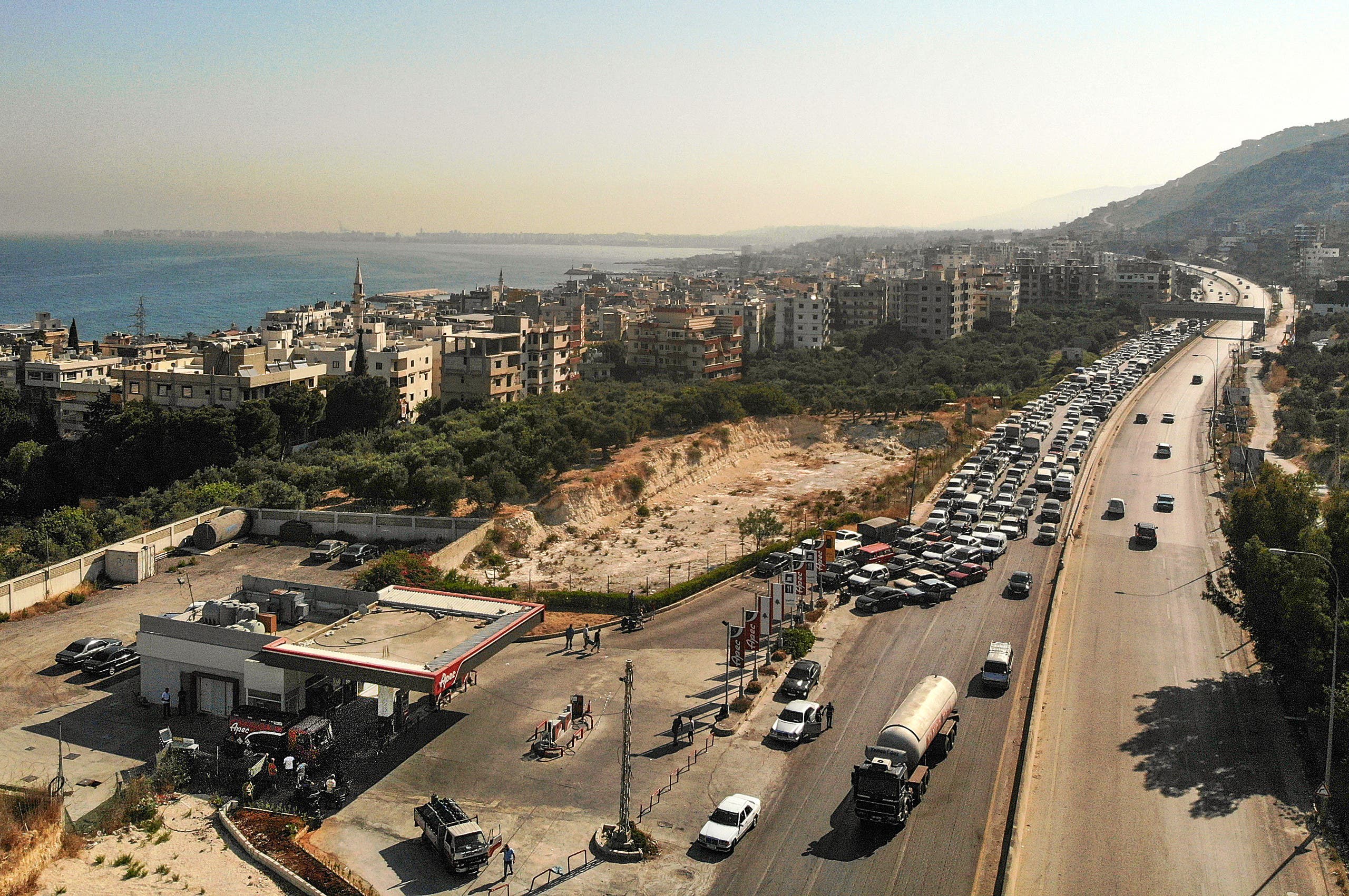 طابور أمام محطة وقود في لبنان 