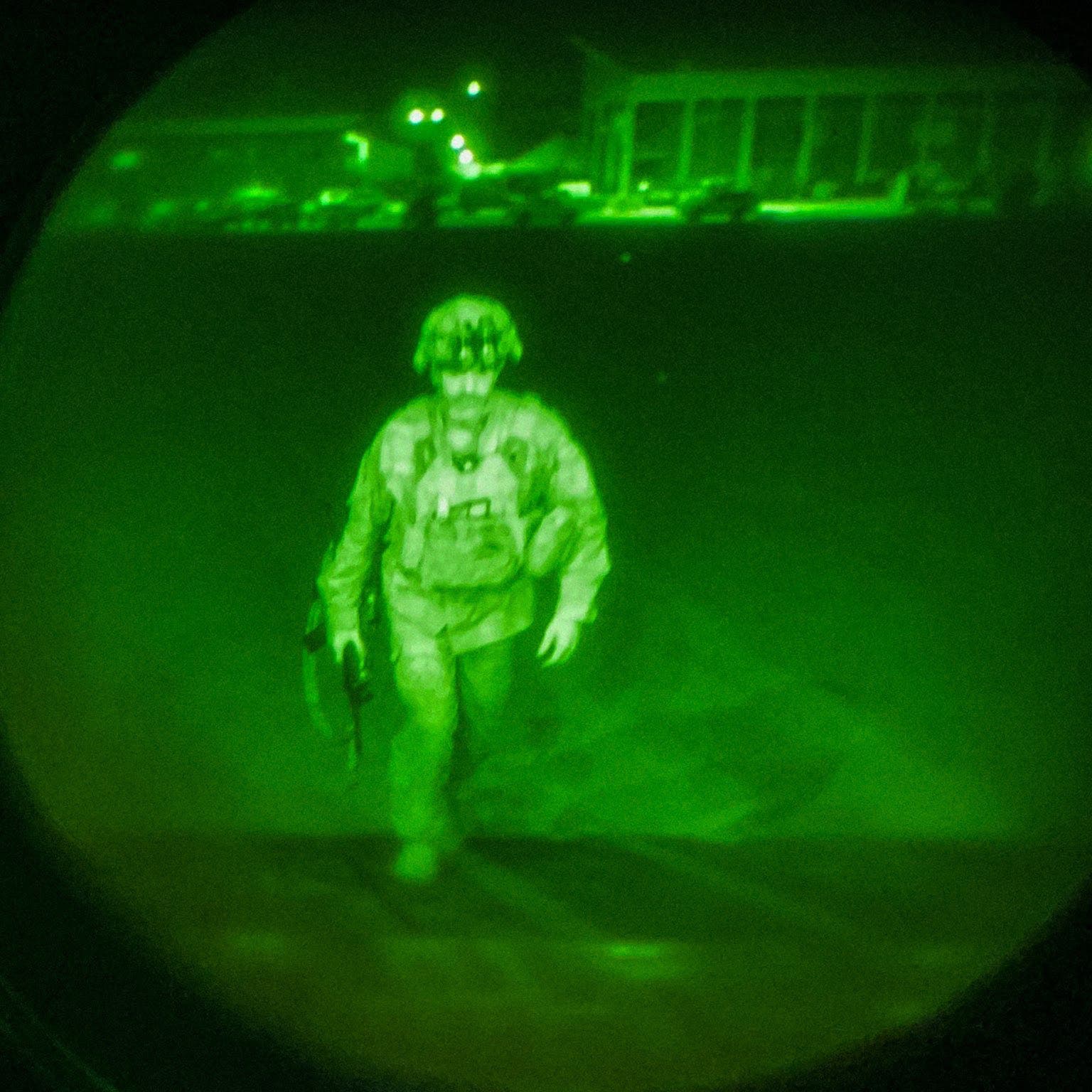 صورة لآخر جندي أميركي يغادر أفغانستان