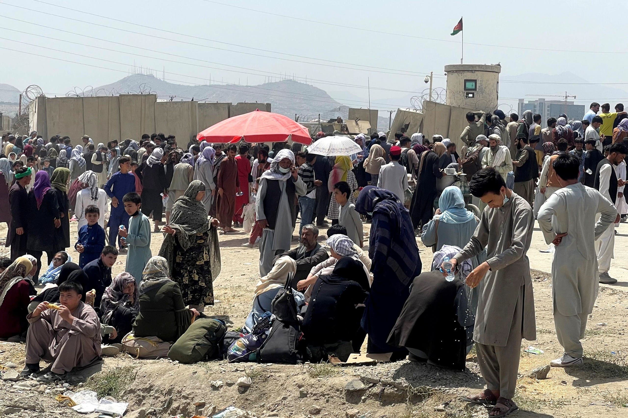 مدنيون انتظروا أمس خارج مطار كابل على أمل الخروج من أفغانستان