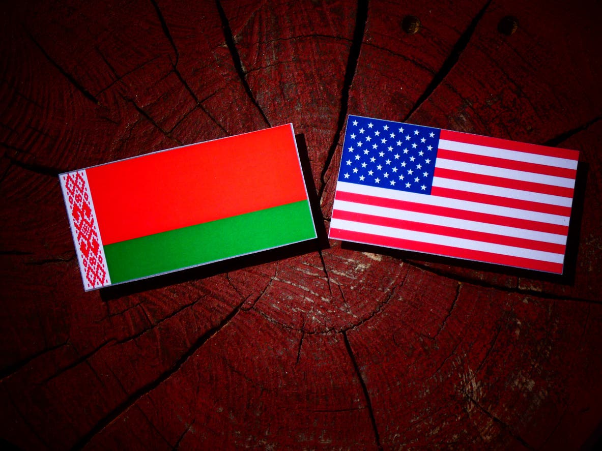 علم أميركا وعلم بيلاروسيا