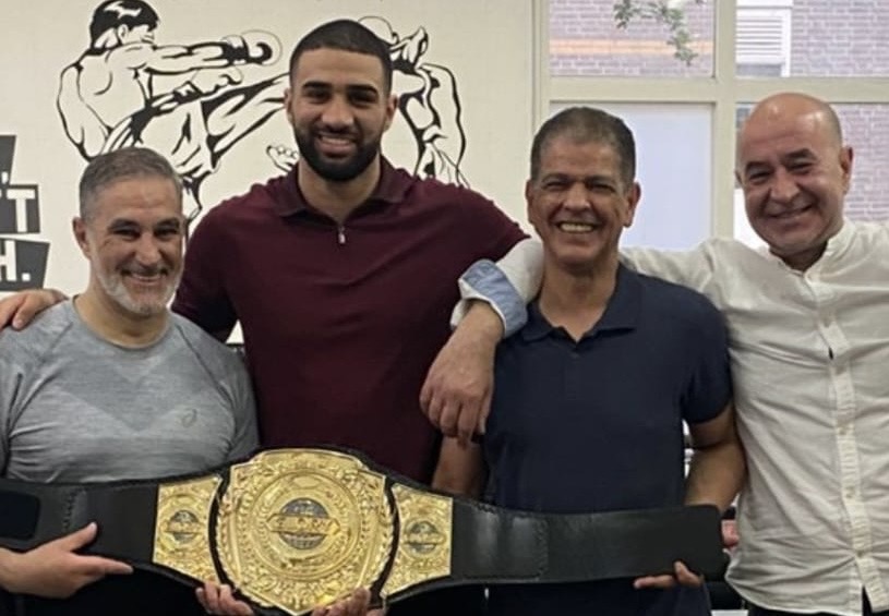 القنديلي يلتقي البطل العالمي محمد التوشاسي في روتردام ويَعِده بنزال كبير في المغرب
